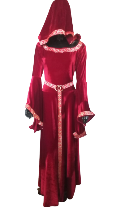 Vestido medieval com cinto vermelho luxuoso casamento celta