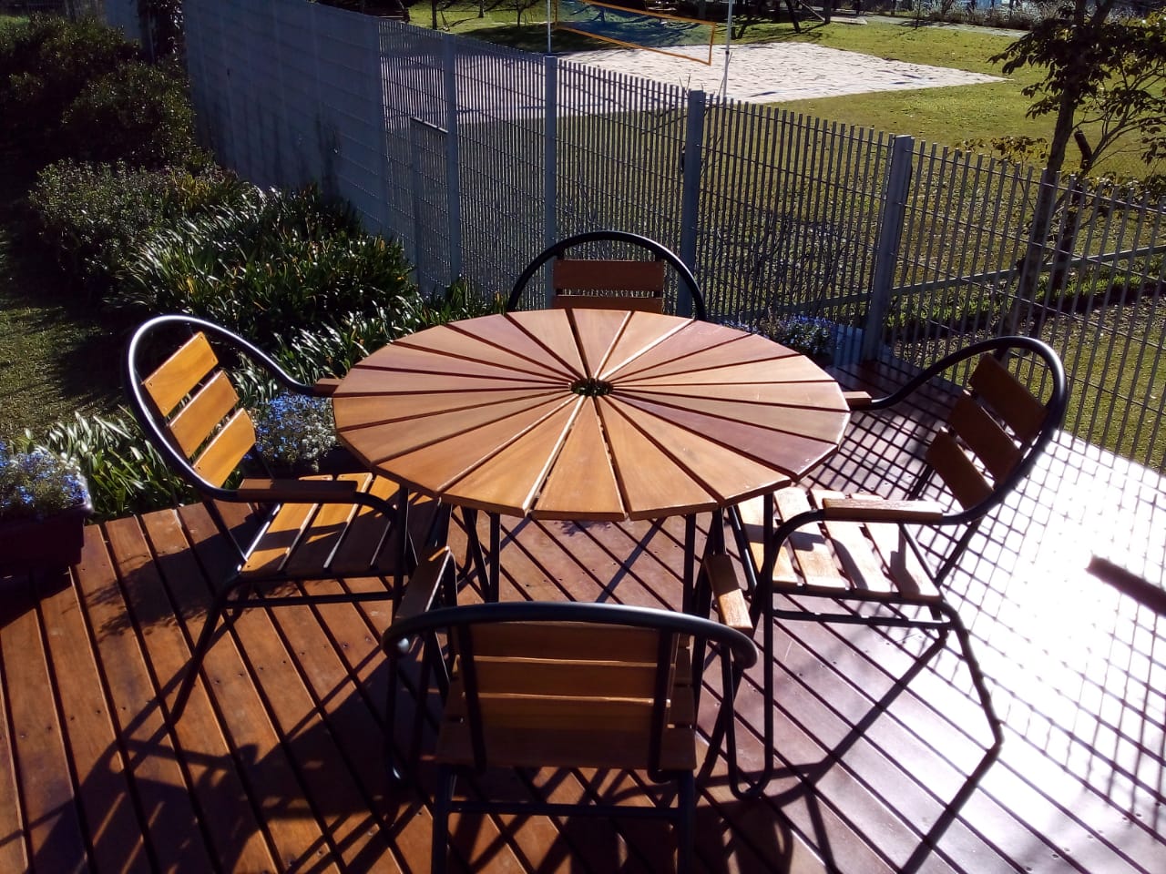 Kit Mesa e 4 Cadeiras em Alumínio e Madeira (com ombrelone bege)