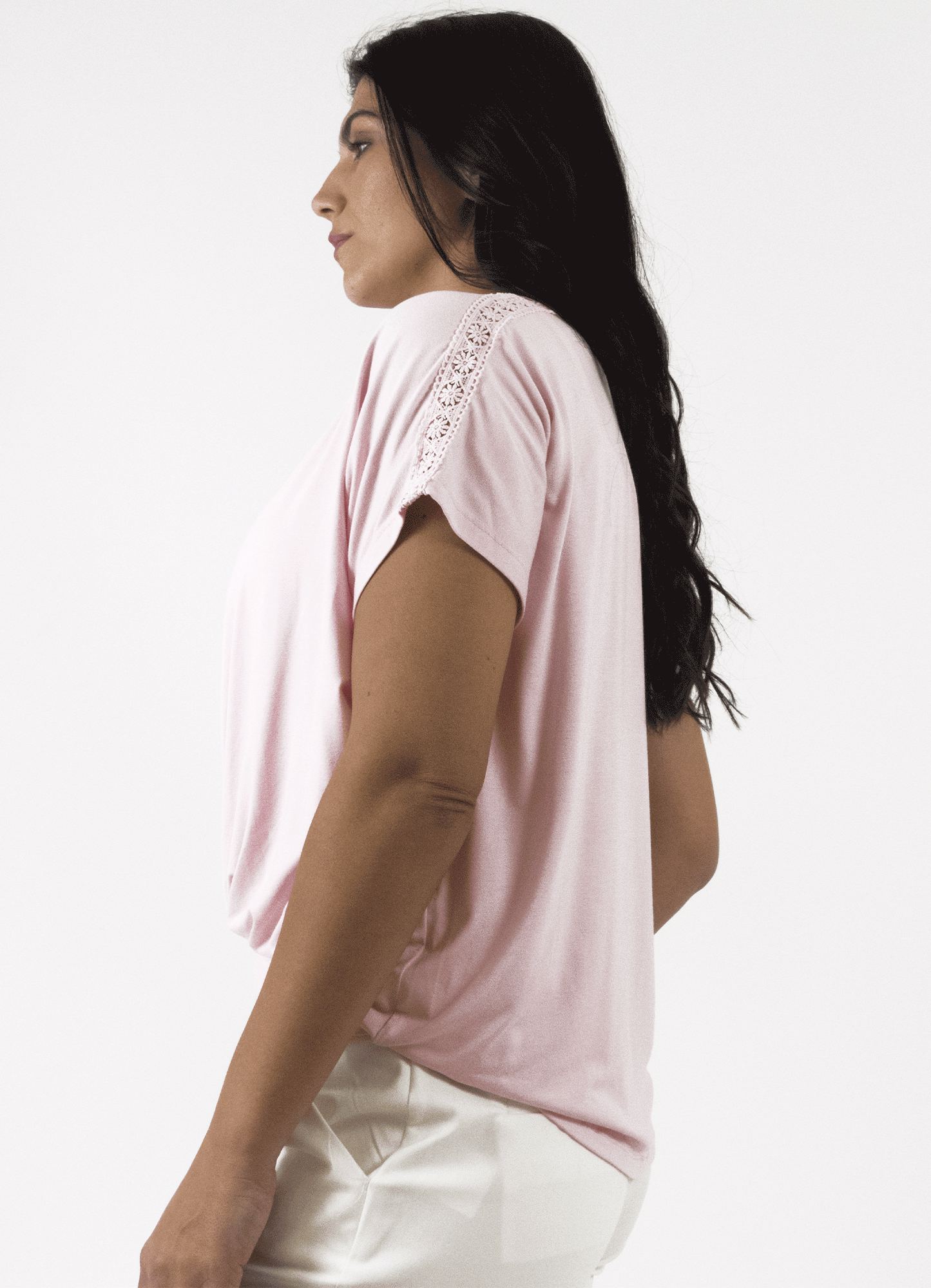 Blusa Feminina Rosa Com Sobreposição Detalhe Na Frente e Renda Ombros