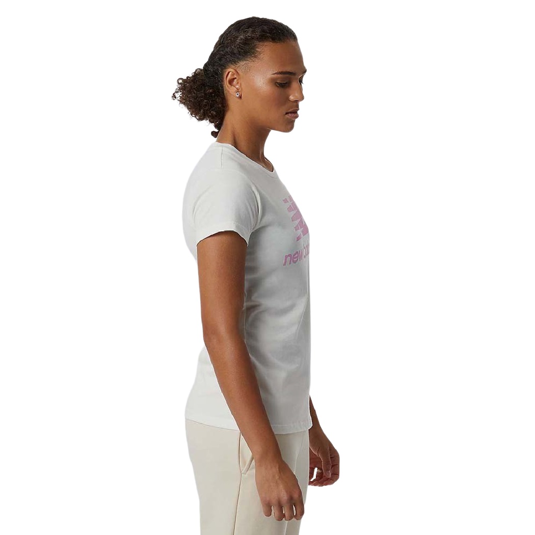 Camiseta New Balance Essentials Stacked Feminino Branco e Rosa