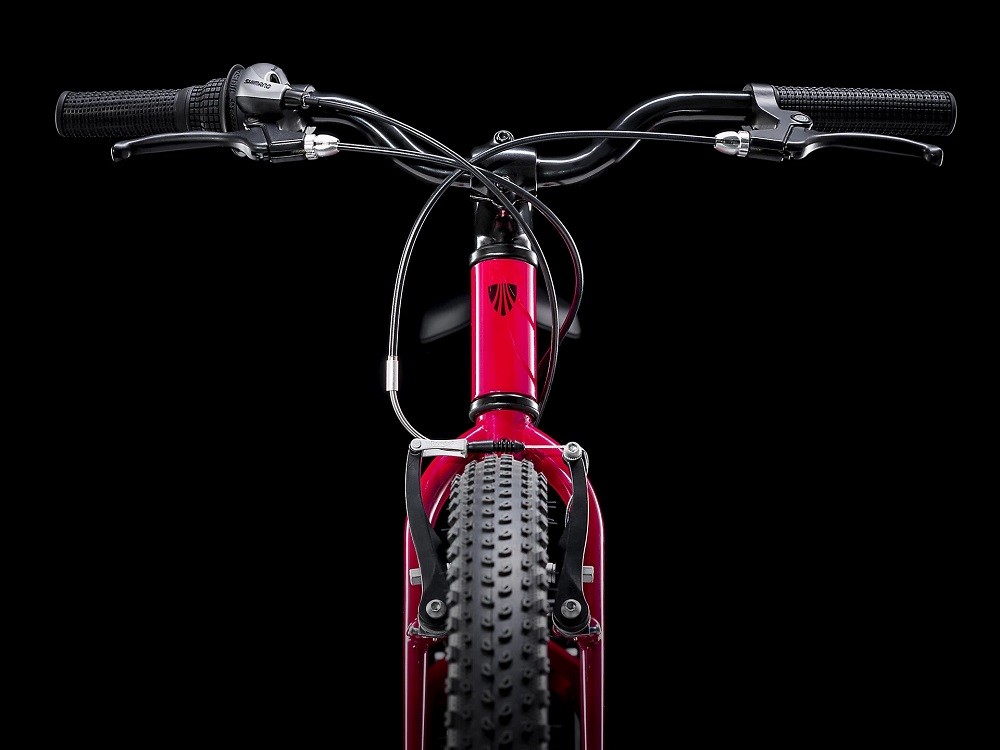 Bicicleta Trek Precaliber 24 com 8 velocidades na cor magenta