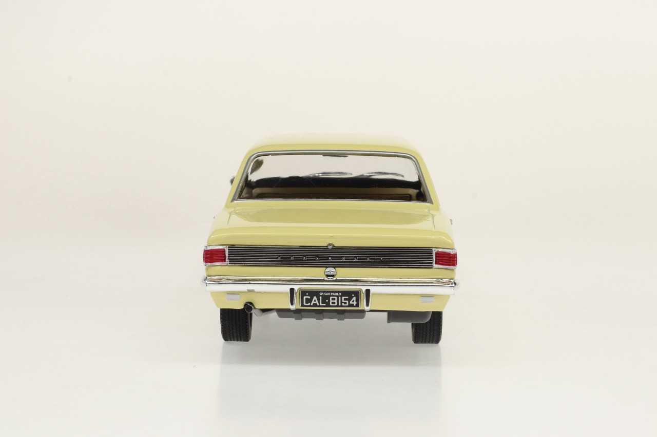 Miniatura Chevrolet Opala 1969 Bege 1/24 California Classics