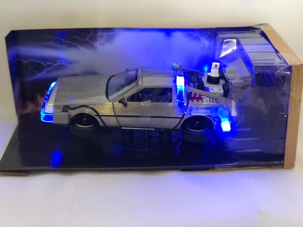 Miniatura Delorean De Volta Para o Futuro 2 com Luz 1/24 Jada Toys
