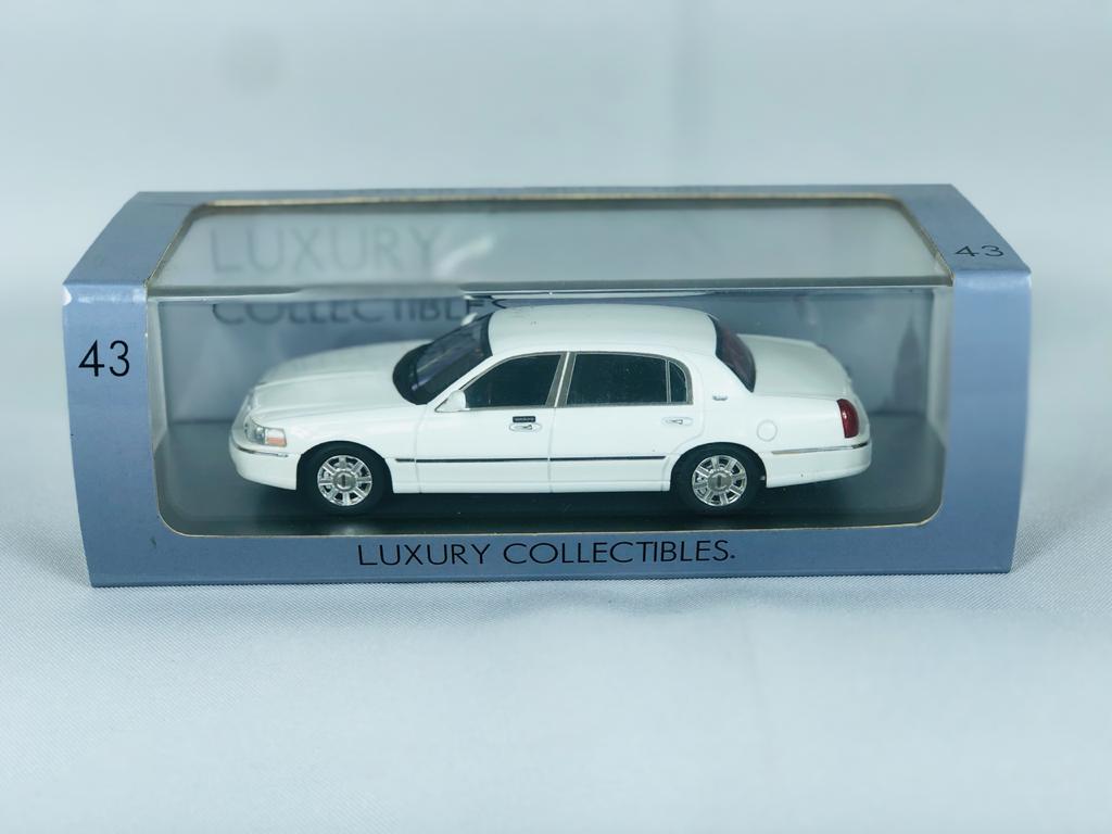 Miniatura Lincoln Town Car 2011 Defeito 1/43 Luxury