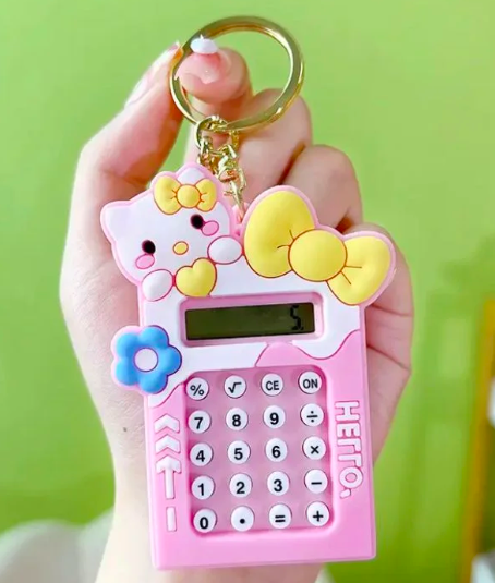 Mini calculadora chaveiro Hello Kitty com labirinto atrás