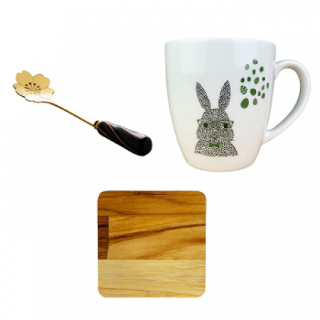 Kit  Caneca Bunny  Verde em Porcelana 350ml Coleção Exclusiva Páscoa + Colher de Chá + Suporte em Madeira Teca
