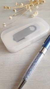 Kit pen drive giratório + case plástica + sacola 12,5x17cm (PERSONALIZADO ACIMA 10 PEÇAS)  - Premiere Brindes
