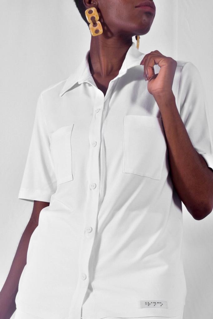 Camisa Branca com Botões e Etiqueta em Braille ESGOTADA