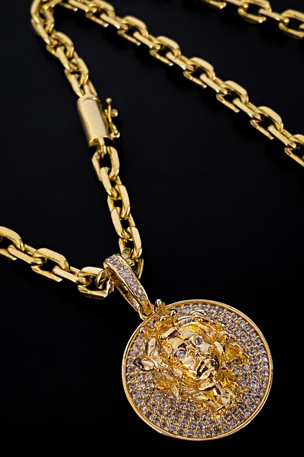 Corrente Cadeado 5mm Com Medalha de Medusa Cravejada Banhados A Ouro 18k