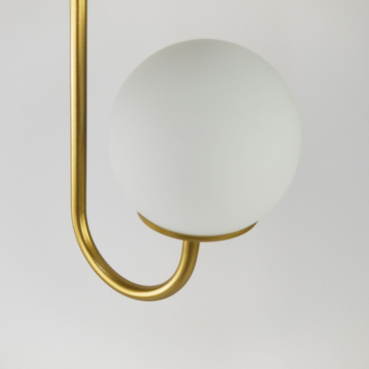 Arandela Design Moderno Curves - Dourada e 2 Globos Brancos