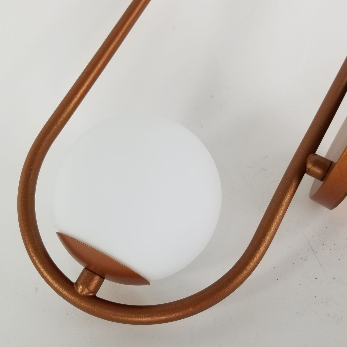 Arandela Moderna Aro Oval Cobre Com Globo Branco 12cm