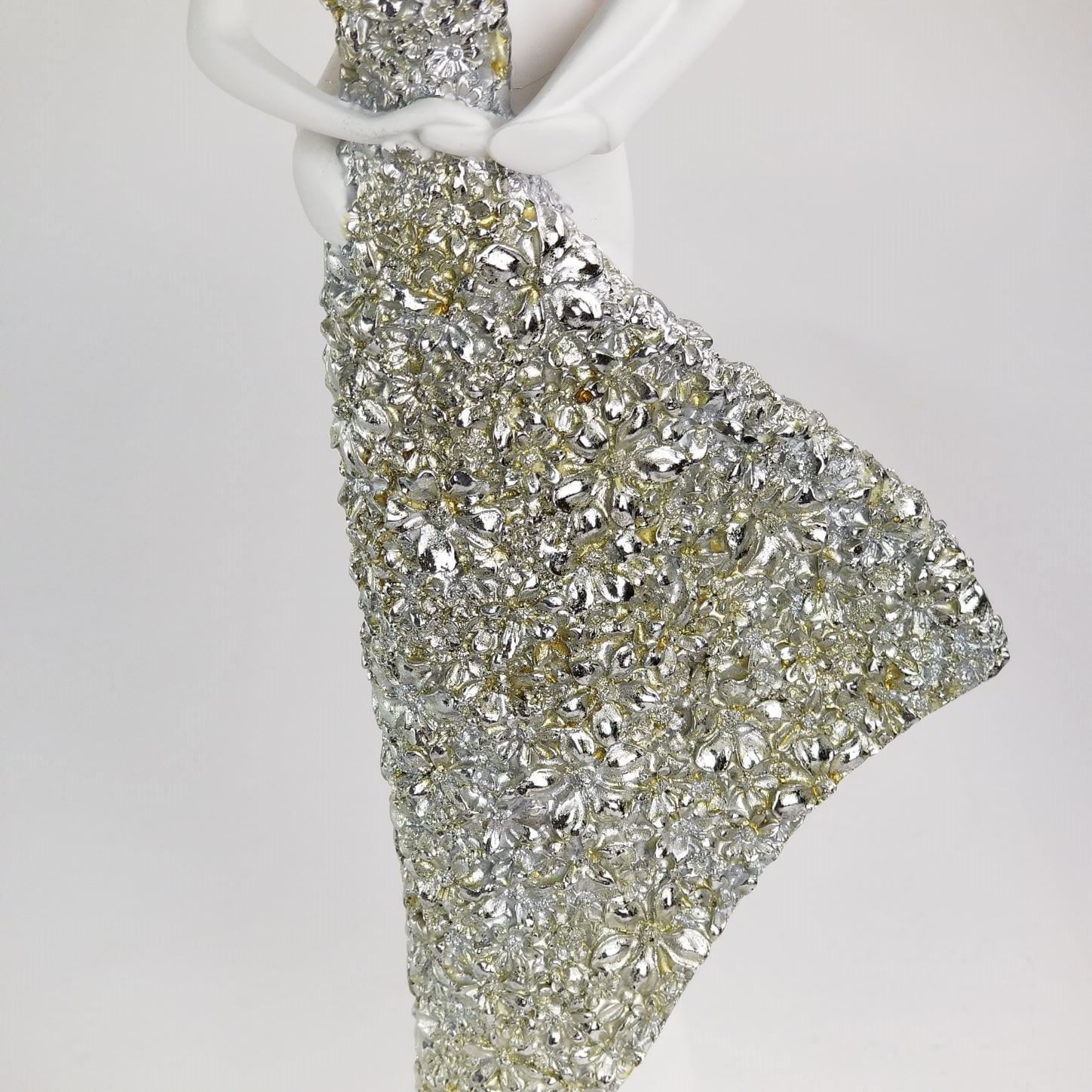 Escultura de Casal Apaixonado - Vestido Prata Com Brilho