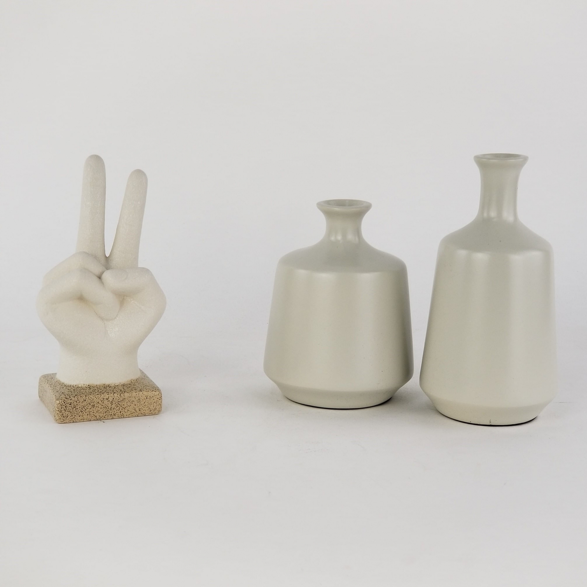 Escultura Decorativa Mão Paz e Amor - Branca e Base Bege