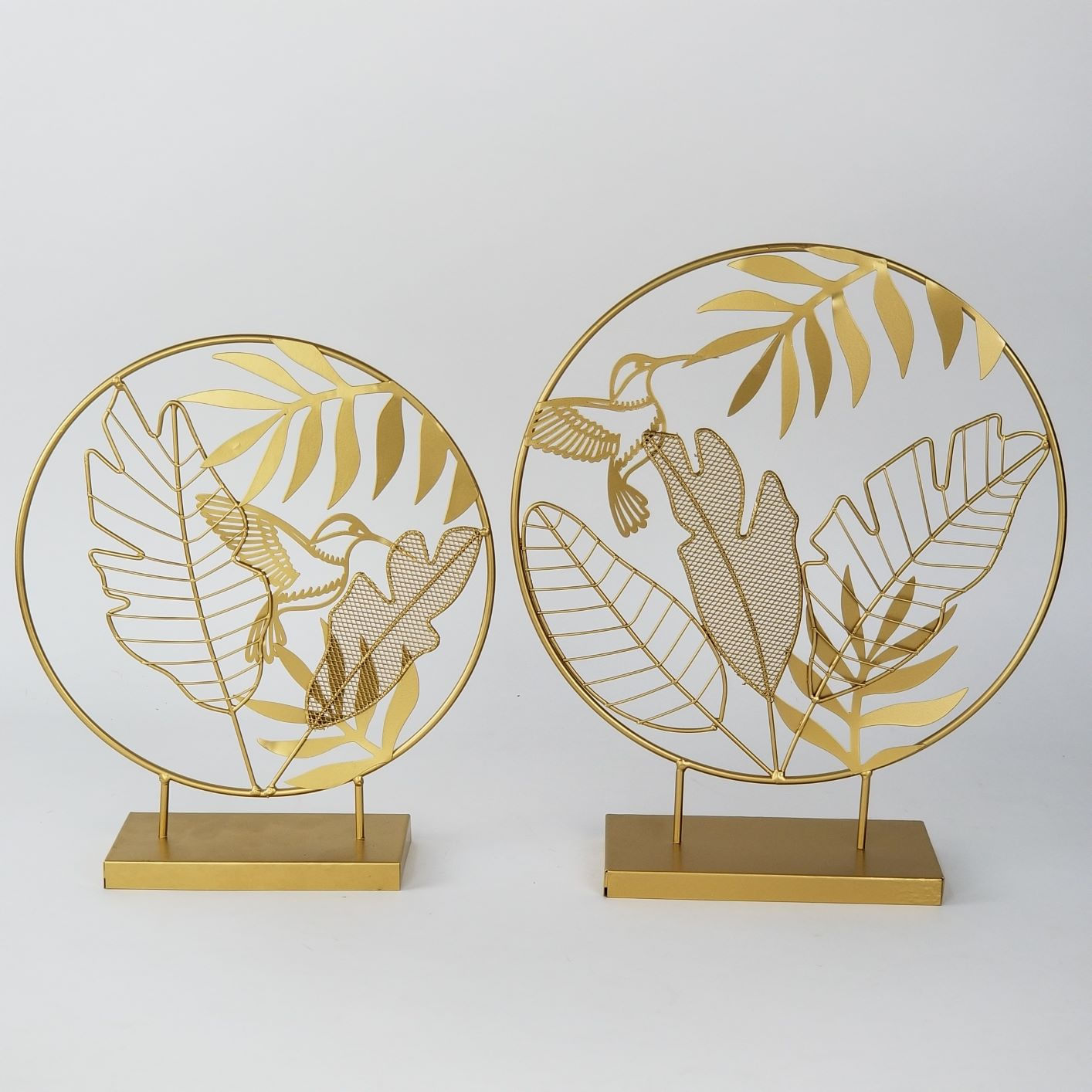 Escultura Dourada - Adorno Círculo Folhas e Beija-flor 35cm