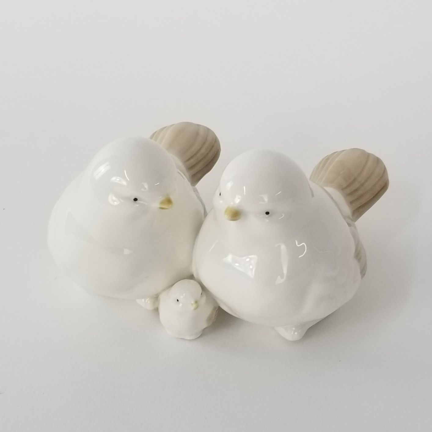 Escultura em Porcelana Família de Passarinhos Branco e Bege