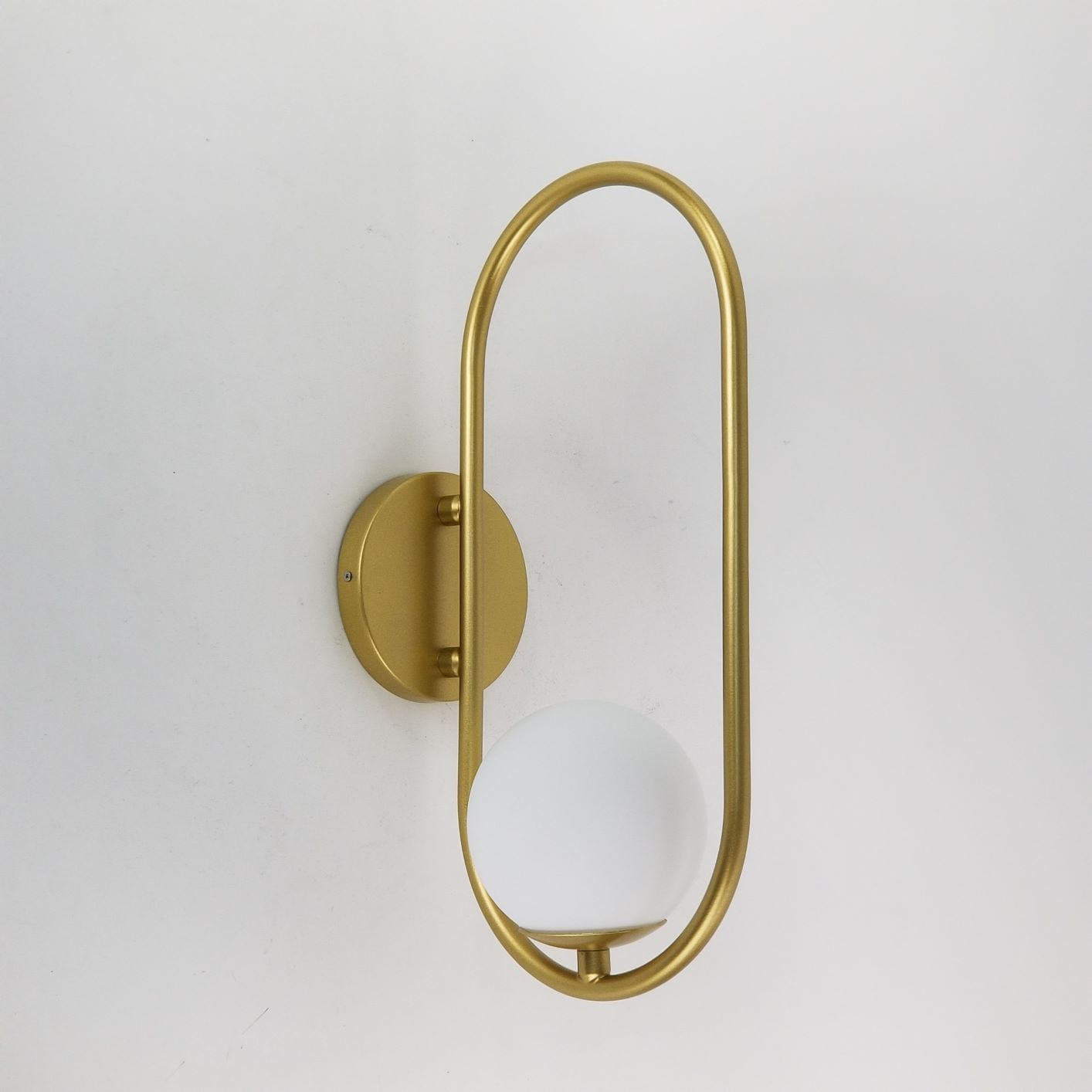 Kit 2 Arandelas Modernsa Aro Oval Dourado Com Globo Branco 12cm
