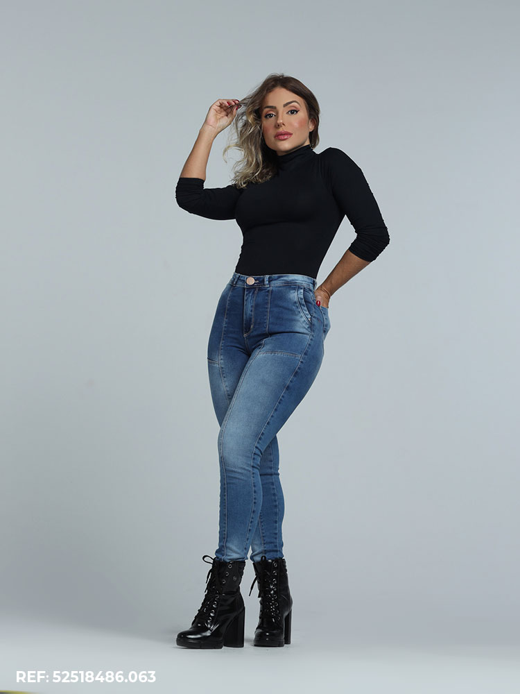 Calça Jeans Modelagem Deslumbrante com Detalhes de Nervura Frontal