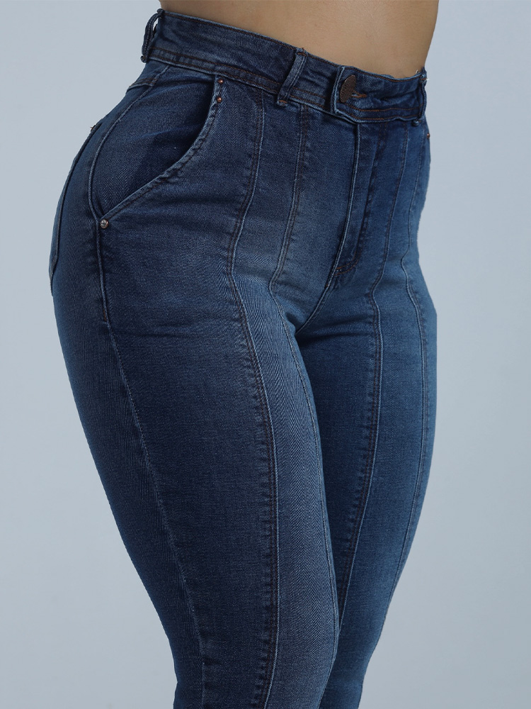 Calça Jeans Modelagem Apaixonante com Detalhes de Nervura Frontal