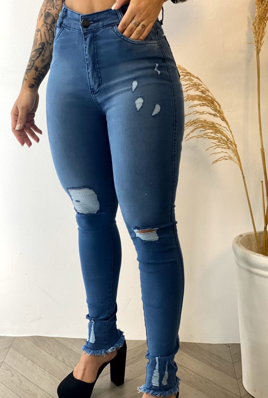 Calça Jeans Skinny Destroyed Barra Desfiada  - ModaStore | Moda Feminina