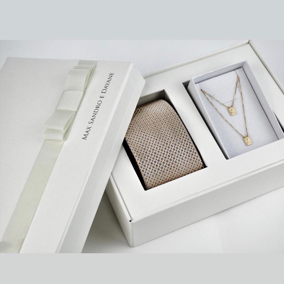 Kit Completo para Padrinho, contendo, Box Personalizada, 1 Gravata Masculina e 1 Escapulário Feminino de Prata com banho de Ouro