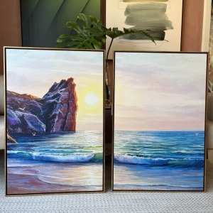 Conjunto com 2 Quadros com Pintura de Nascer do Sol na Praia - 60x90cm cada - Moldura Amadeirada com Filete Dourado