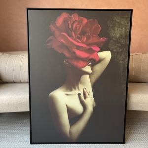 Quadro com Fotografia de Mulher com Rosa Vermelha - 80x115cm cada - Moldura Preta