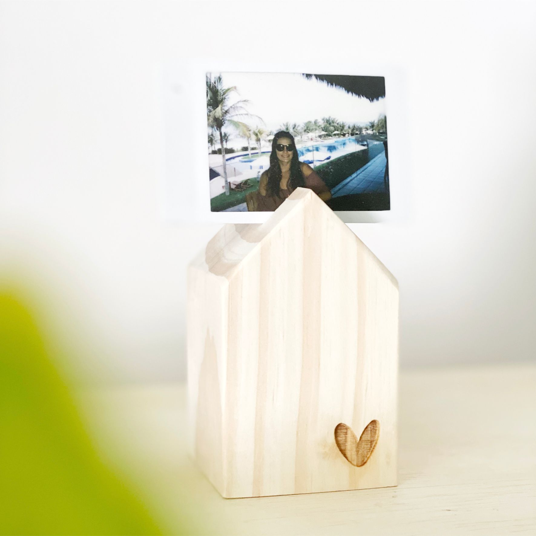 Casinha de Madeira Pinus com Coração para Foto ou Cartão