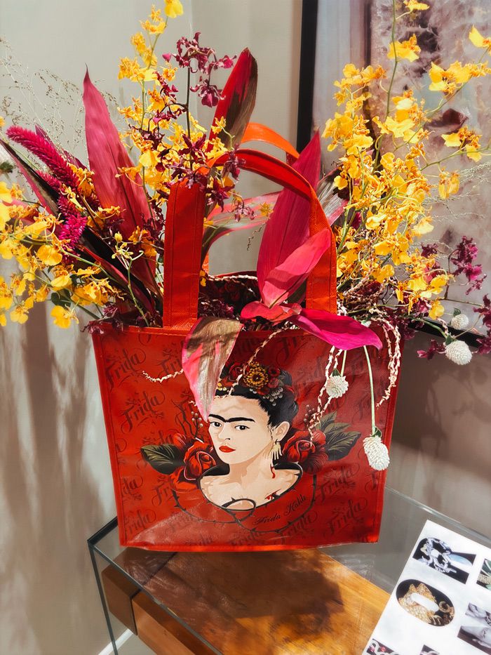 Chuva de Ouro, Dracenas e Flores Exóticas - Bag Frida Kahlo