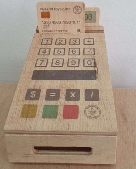 Caixa registradora de madeira com cartão e impressão