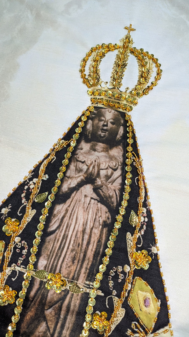 Camiseta Nossa Senhora Aparecida Crom Color Bordada com pedrarias
