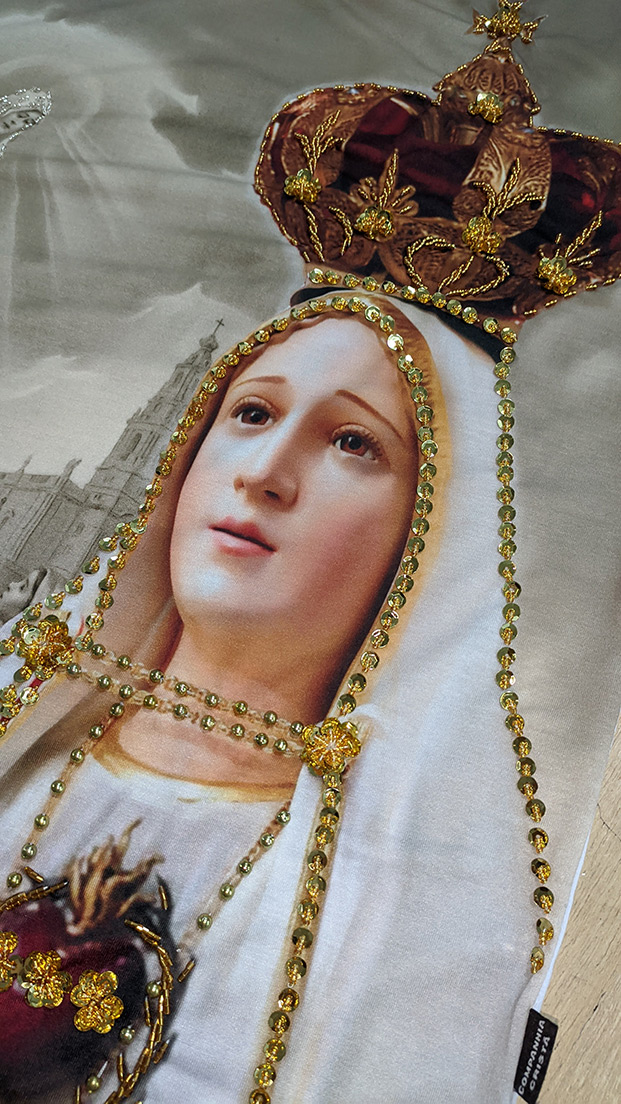 Camiseta Nossa Senhora de Fatima Coroa Bordada com pedrarias