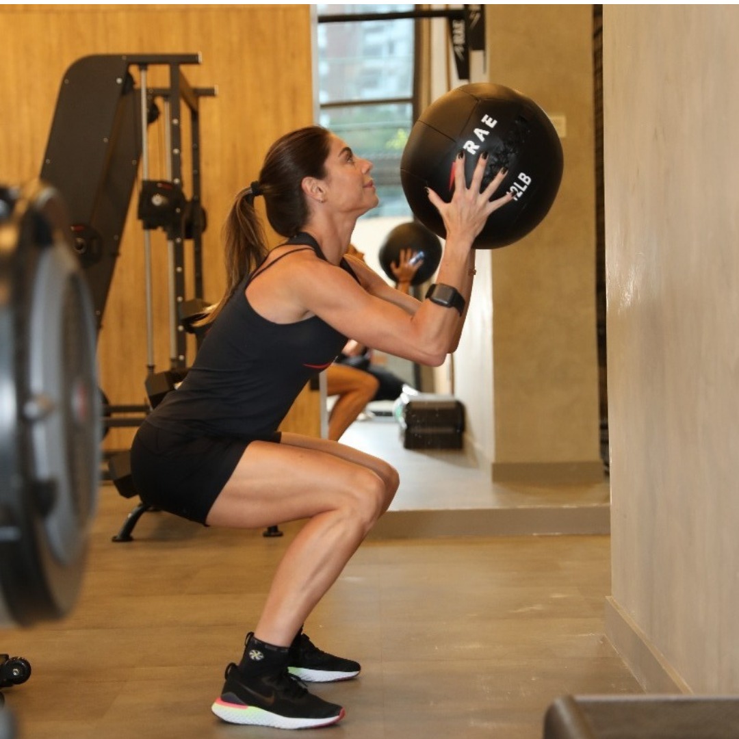 Bola para Treinamento Funcional - Med Ball - Wall Ball de Couro Reforçado 10 lb - Rae Fitness