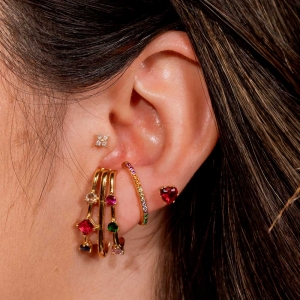 Brinco Ear Hook Sofia com Design Minimalista Cravejado de Zircônias Coloridas Folheado em Ouro 18k