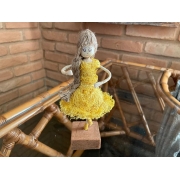 Bailarina em palha e bucha natural amarela