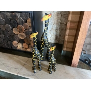 Trio de girafas esculpidas em madeira