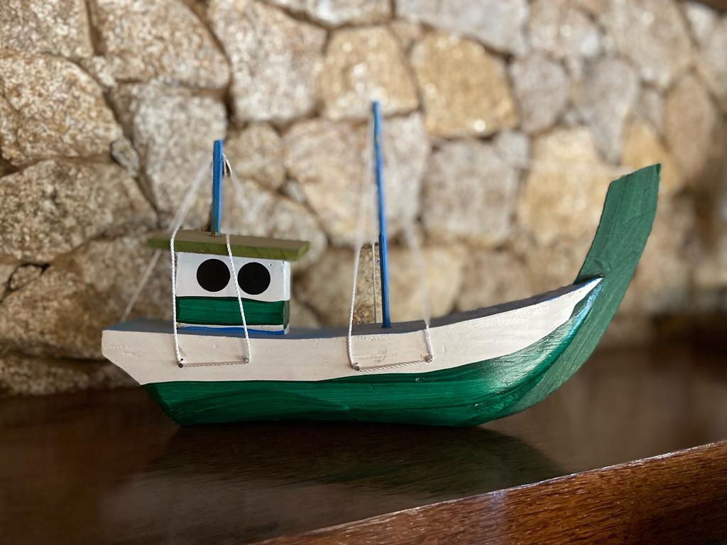 Barco decorativo de mesa em madeira