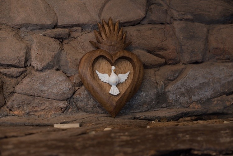Divino espírito santo resplendor de coração encerado rustico artesanal de madeira  