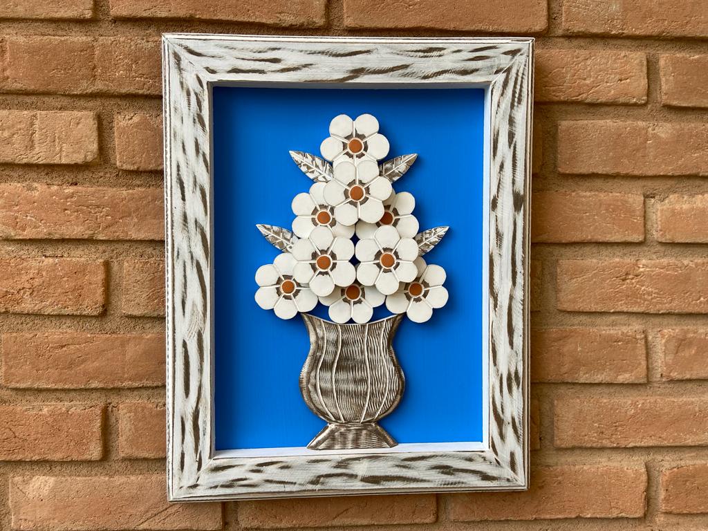 Quadro de flor em madeira com o fundo azul