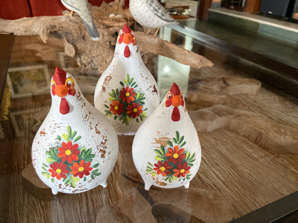 Trio de galinha em cabaça com pintura floral