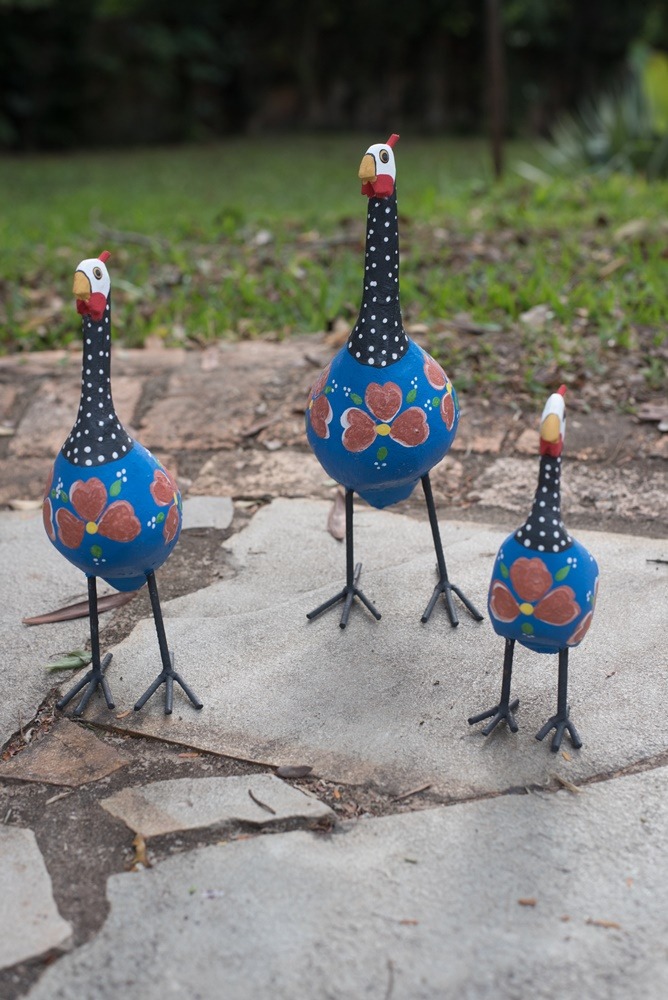 Trio de galinhas decorativas em madeira e ferro azul com preto