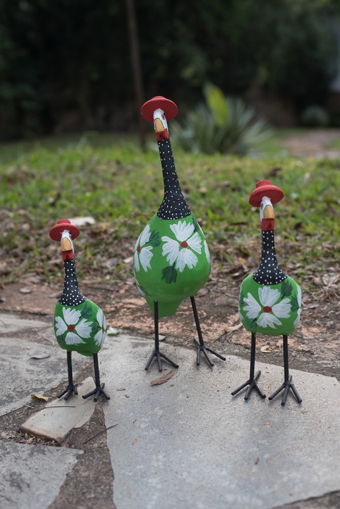 Trio de galinhas decorativas em madeira e ferro verde com branco