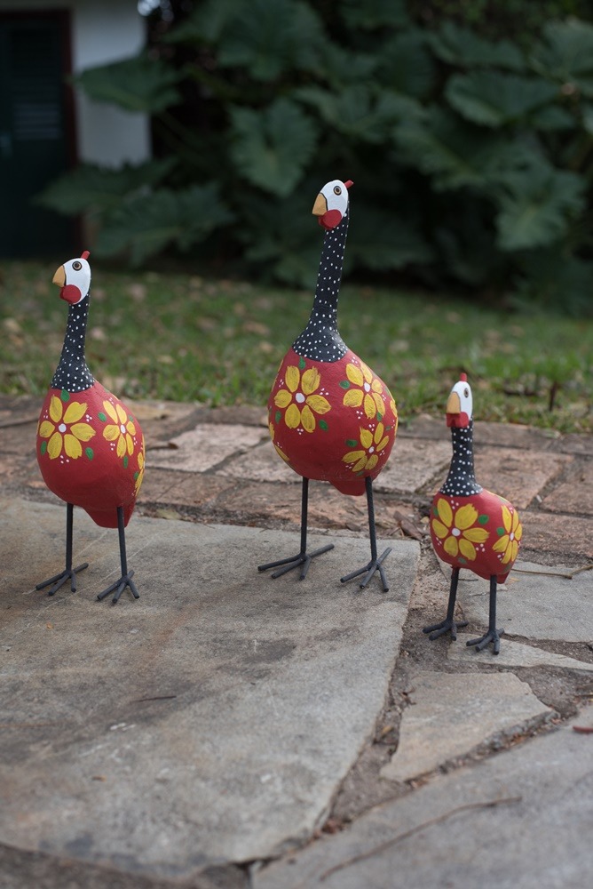 Trio de galinhas decorativas em madeira e ferro vermelho com preto