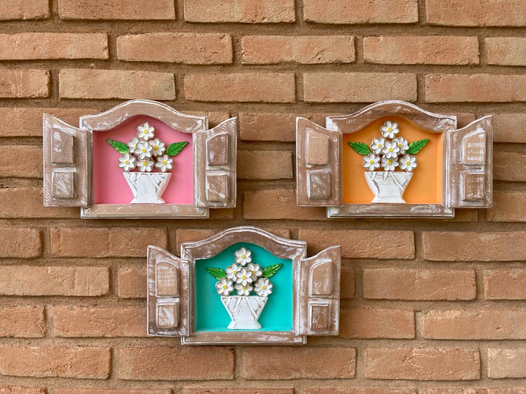 Trio de quadros janela coloridos em madeira