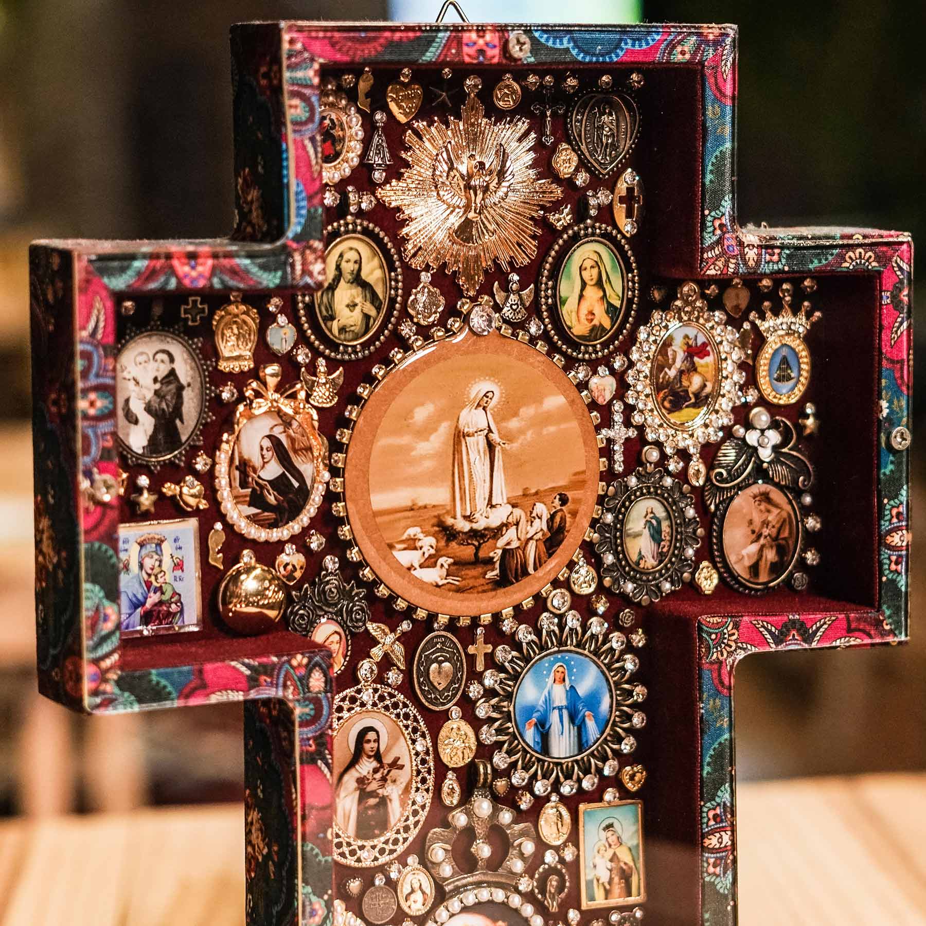 Crucifixo Medalhas Colorido