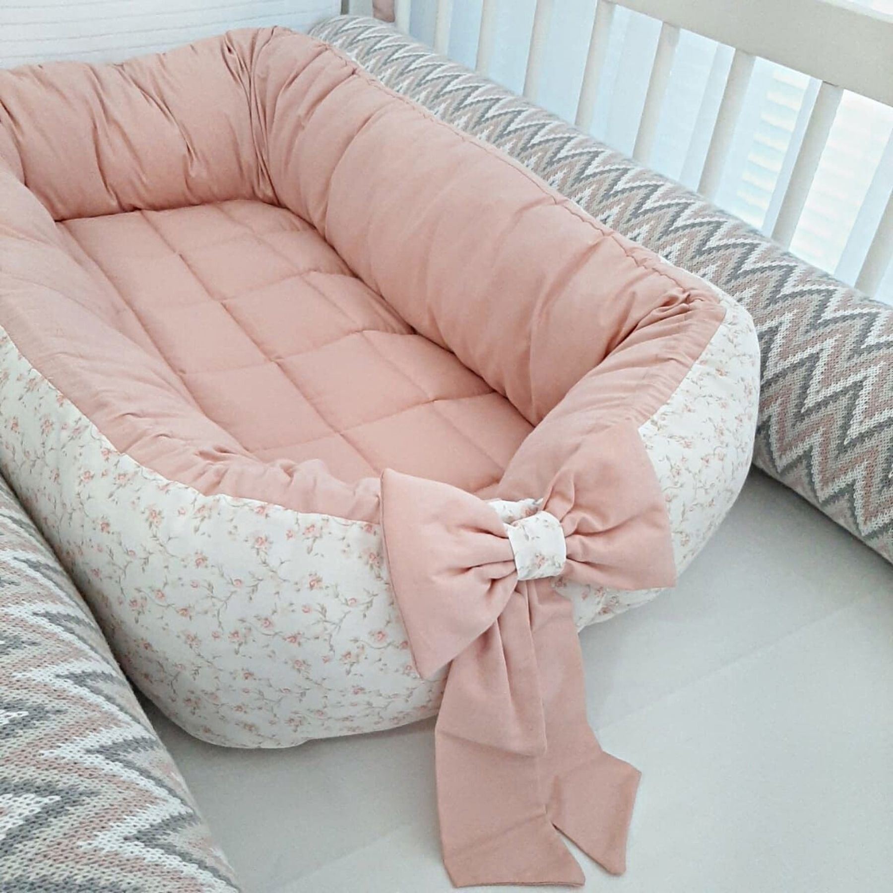 Ninho de bebê com almofada personalizado floral luxo e rosa chá