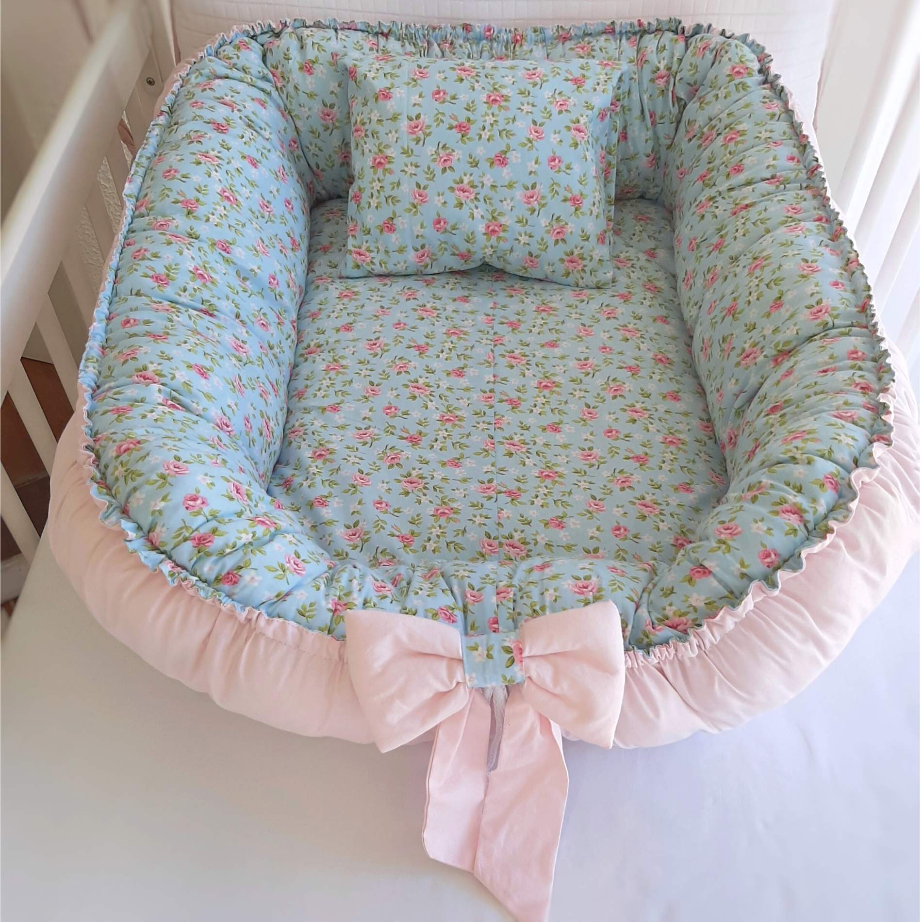 Ninho de bebê redutor de berço  acolchoado com travesseiro floral tiffany e rosa bebê