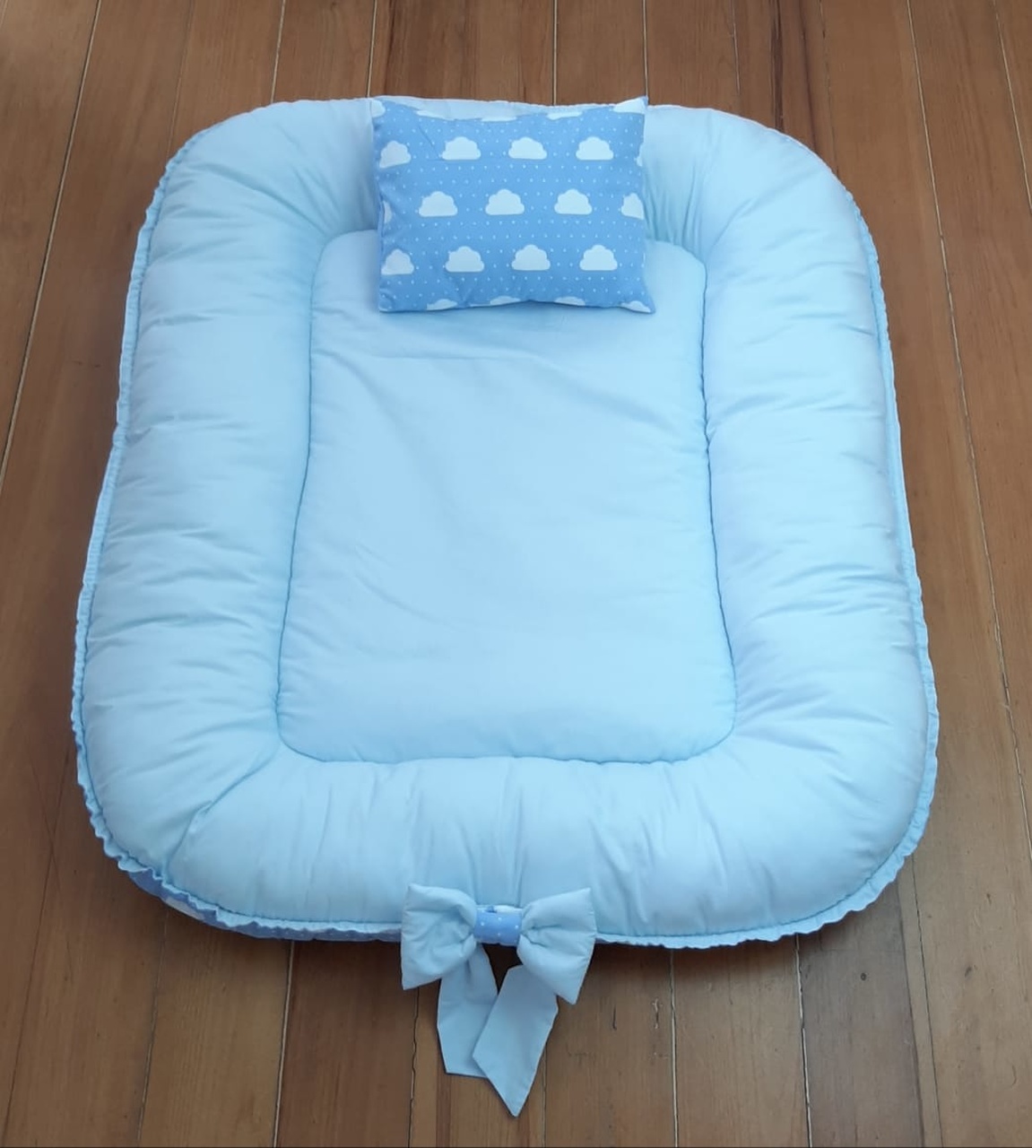Ninho de bebê redutor de berço  acolchoado com travesseiro Nuvem Azul