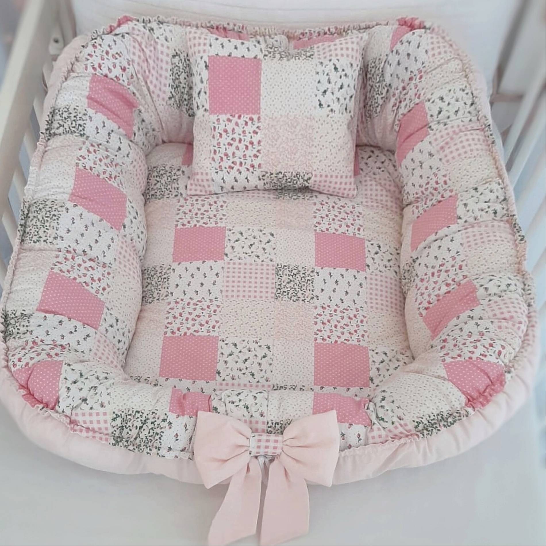 Ninho de bebê redutor de berço  acolchoado com travesseiro rosa patchwork com rosa claro