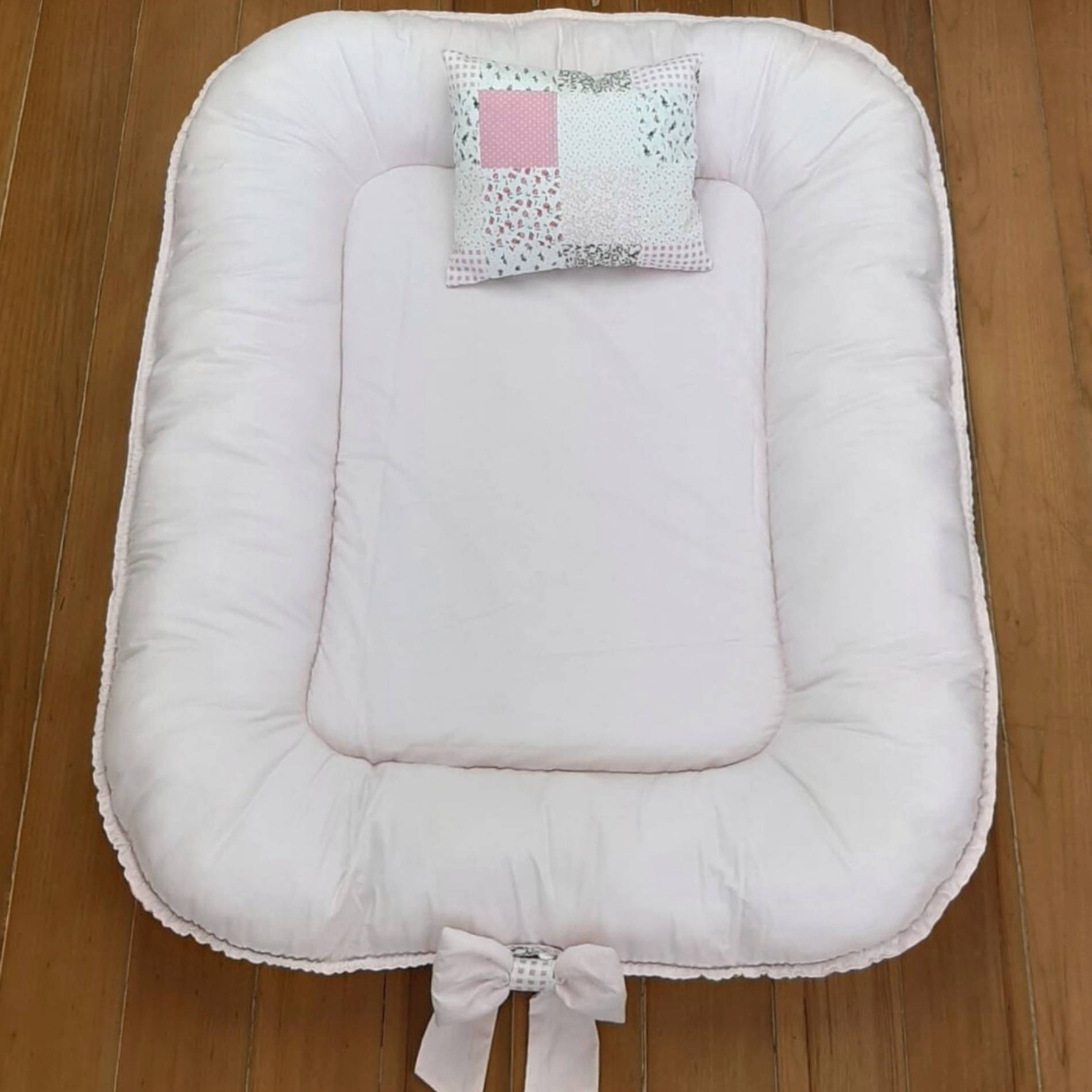 Ninho de bebê redutor de berço  acolchoado com travesseiro rosa patchwork com rosa claro
