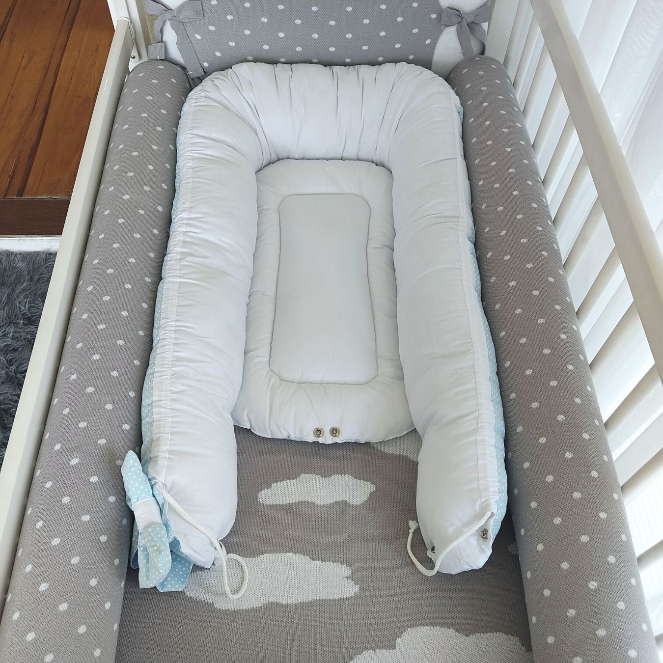 Ninho de bebê redutor de berço com almofada personalizado azul poá e branco